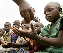 ילדים בתור למזון במחנה פליטים בקונגו