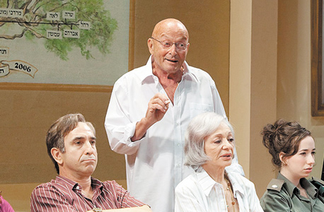 גרבר (עומד) ב"משפחה חמה" (2009) גרבר (עומד) ב"משפחה חמה" (2009)