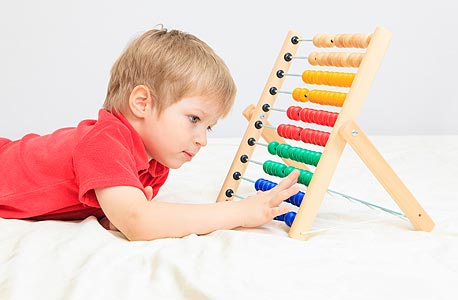 ילד משחק עם חשבוניה. "הילדים האחרונים שמצטרפים הם הרווח של הגן" ילד משחק עם חשבוניה. "הילדים האחרונים שמצטרפים הם הרווח של הגן"