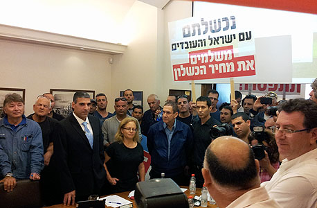 עובדי חברת החשמל מתעמתים עם ההנהלה (ארכיון) עובדי חברת החשמל מתעמתים עם ההנהלה (ארכיון)