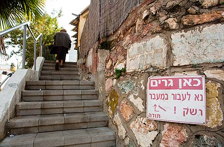 מדרגות הכניסה הדרומית. מי שיידע לחפש ימצא את הדלת הנסתרת בחומה מדרגות הכניסה הדרומית. מי שיידע לחפש ימצא את הדלת הנסתרת בחומה