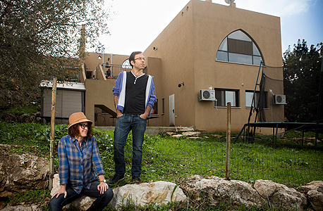 אורית ואלכס ליד הבית. "'בינתיים' היא מילה חמקמקה. צריך להגשים חלומות בזמן" אורית ואלכס ליד הבית. "'בינתיים' היא מילה חמקמקה. צריך להגשים חלומות בזמן"