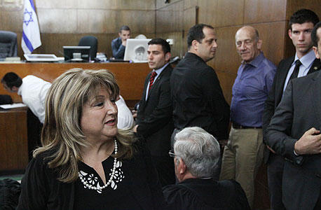 אהוד אולמרט בביהמ"ש. מלפנים עומדת שולה זקן אהוד אולמרט בביהמ"ש. מלפנים עומדת שולה זקן