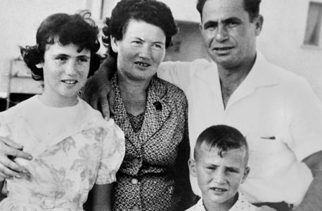 1966. אבי דיכטר (8) עם הוריו מלכה ויהושע ואחותו יעל בביקור משפחתי בקריית גת 1966. אבי דיכטר (8) עם הוריו מלכה ויהושע ואחותו יעל בביקור משפחתי בקריית גת