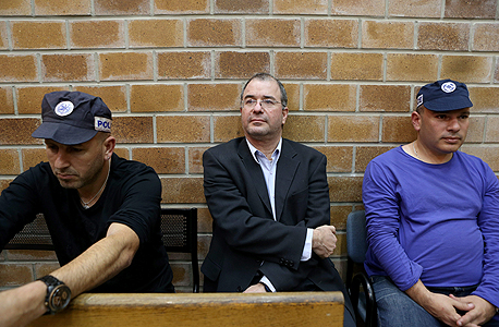 עו"ד רועי בר בבית המשפט. המשטרה חוקרת שוב את החשודים בפרשת הקבלנים עו"ד רועי בר בבית המשפט. המשטרה חוקרת שוב את החשודים בפרשת הקבלנים