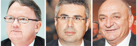 הבעלים של קבוצת דלק יצחק תשובה (מימין), מנהל רשות המסים משה אשר ומנכ"ל וודסייד פיטר קולמן הבעלים של קבוצת דלק יצחק תשובה (מימין), מנהל רשות המסים משה אשר ומנכ"ל וודסייד פיטר קולמן