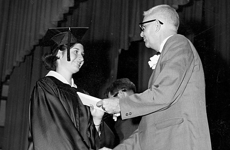1967. בחילופי סטודנטים באייווה, ארצות הברית. פרס הצטיינות בפיזיקה