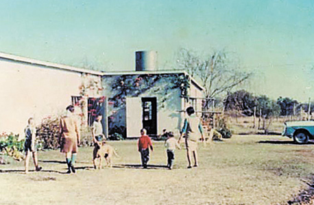 1966. סאונדרס, שנייה משמאל, בחופשה משפחתית בדרום אפריקה 1966. סאונדרס, שנייה משמאל, בחופשה משפחתית בדרום אפריקה