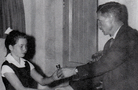1961. מסיימת חטיבת ביניים בגיל 11, אחרי קפיצה של שתי כיתות 1961. מסיימת חטיבת ביניים בגיל 11, אחרי קפיצה של שתי כיתות