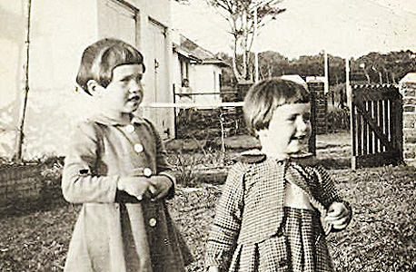 1953. בקייפטאון, עם האחות לאנה 1953. בקייפטאון, עם האחות לאנה