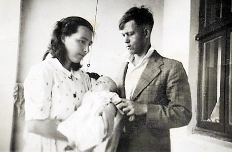 1949. ימים אחרי הלידה, עם אמא סוזנה ואבא בושוף