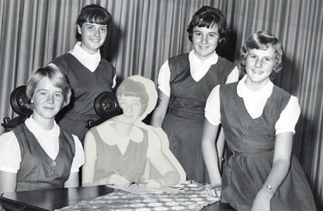 1965. באמצע, עם החברות מהחוג לדרמה יוונית. אחראית לתמיכה בתלמידים חדשים בתיכון, כפי שמעידה הסיכה על החולצה. אמא עדיין תופרת את הבגדים 1965. באמצע, עם החברות מהחוג לדרמה יוונית. אחראית לתמיכה בתלמידים חדשים בתיכון, כפי שמעידה הסיכה על החולצה. אמא עדיין תופרת את הבגדים