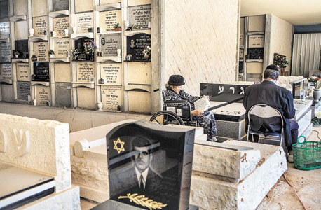 מבנה תמר בבית העלמין ירקון. קבורת הסנהדרין (משמאל) בחינם, הקברים בקרקע ביוקר מבנה תמר בבית העלמין ירקון. קבורת הסנהדרין (משמאל) בחינם, הקברים בקרקע ביוקר