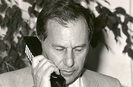 שיחת הסלולר הראשונה בישראל, 1986: שר התקשורת אמנון רובינשטיין מתקשר לראש הממשלה, שמעון פרס