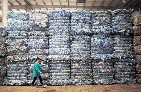 בקבוקים ב־INCOM, מפעל המיחזור הגדול באסיה. "עבור הממחזרים, בקבוקי אבקת כביסה הם יקרים לא פחות מהנפט שממנו יוצרו מלכתחילה" בקבוקים ב־INCOM, מפעל המיחזור הגדול באסיה. "עבור הממחזרים, בקבוקי אבקת כביסה הם יקרים לא פחות מהנפט שממנו יוצרו מלכתחילה"