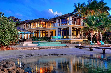 נוף לים: בתים עם חוף פרטי שעומדים למכירה