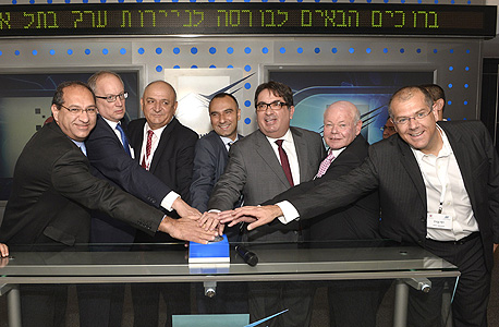 ראשי קבוצת דלק פותחים את המסחר בבורסה. מימין: משנה למנכ"ל דלק קידוחים, יוסי גבורה; יו"ר דירקטוריון קבוצת דלק, גבי לסט; יו"ר דלק קידוחים ומנכ"ל אבנר, גדעון תדמור; מנכ"ל דלק קידוחים, יוסי אבו; בעל השליטה יצחק תשובה, מנכ"ל הבורסה, יוסי ביינארט; שי אדלר, יועץ פיננסי לדלק קידוחים ואבנר ראשי קבוצת דלק פותחים את המסחר בבורסה. מימין: משנה למנכ"ל דלק קידוחים, יוסי גבורה; יו"ר דירקטוריון קבוצת דלק, גבי לסט; יו"ר דלק קידוחים ומנכ"ל אבנר, גדעון תדמור; מנכ"ל דלק קידוחים, יוסי אבו; בעל השליטה יצחק תשובה, מנכ"ל הבורסה, יוסי ביינארט; שי אדלר, יועץ פיננסי לדלק קידוחים ואבנר