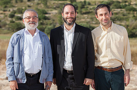 יוזם הקהילה יהודה פלודה (מימין), הרב דיוויד גוטליב ומנכ"ל נתיב פיתוח שמחה גרידינגר. "מכרנו כבר יותר מ־50% מהיחידות" יוזם הקהילה יהודה פלודה (מימין), הרב דיוויד גוטליב ומנכ"ל נתיב פיתוח שמחה גרידינגר. "מכרנו כבר יותר מ־50% מהיחידות"