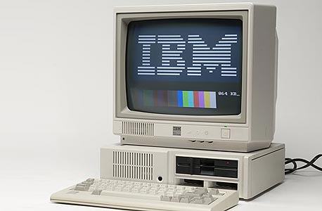 מחשב של IBM. מיקרוסופט שמרה על זכויות היוצרים מחשב של IBM. מיקרוסופט שמרה על זכויות היוצרים