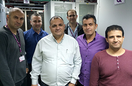 מימין לשמאל: לירן חמרני Y-Tech, רונן אלון מנמ"ר קווים, משה הורביץ Y-Tech, ערן בנין מקווים, תומר שוייצר מנכ"ל Y-Tech, נועם כהן מנהל סיסטם קווים מימין לשמאל: לירן חמרני Y-Tech, רונן אלון מנמ"ר קווים, משה הורביץ Y-Tech, ערן בנין מקווים, תומר שוייצר מנכ"ל Y-Tech, נועם כהן מנהל סיסטם קווים