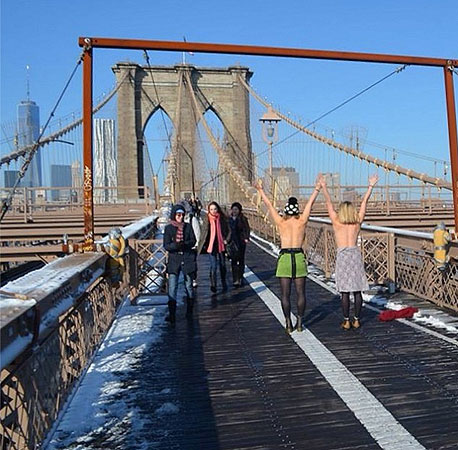 לא חייבים לצאת לטבע. צילום מגשר ברוקלין בניו יורק, צילום: The Topless Tour