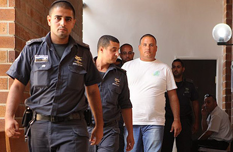 א6לון חסן מובא לדיון בביהמ"ש (ארכיון) א6לון חסן מובא לדיון בביהמ"ש (ארכיון)