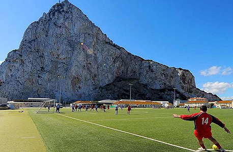 משחקי הכדורגל בגיברלטר מתקיימים באיצטדיון ויקטוריה בצילו של הסלע הענק , צילום: thetimes.co.uk