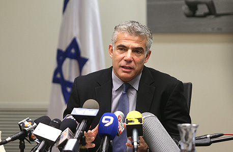 שר האוצר יאיר לפיד. מושקע כולו בהצעת החוק שלו שר האוצר יאיר לפיד. מושקע כולו בהצעת החוק שלו