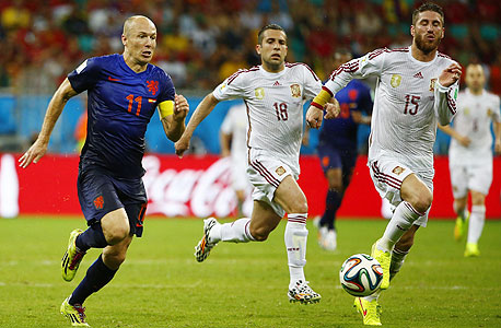 נבחרת ספרד רודפת אחרי אריאן רובן. הטיקי טאקה לא מת, צילום: רויטרס