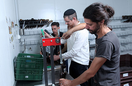 (מימין) מוסקוביץ', לב ואמיר. "כשהוטל מס הייצור היינו כבר עם רגל אחת במים ואי אפשר היה לעצור" (מימין) מוסקוביץ', לב ואמיר. "כשהוטל מס הייצור היינו כבר עם רגל אחת במים ואי אפשר היה לעצור"
