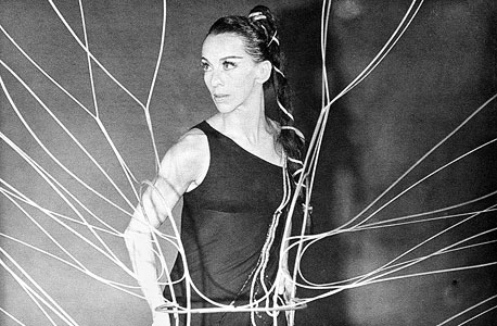רינה גלוק ב'נבכי הלב' (1966): מרתה גרהם נתנה לשלושה־ארבעה רקדנים ללמוד תפקיד מסוים, וכולם נלחמו עליו. רק ביום המופע היא היתה מודיעה מי מופיע" רינה גלוק ב'נבכי הלב' (1966): מרתה גרהם נתנה לשלושה־ארבעה רקדנים ללמוד תפקיד מסוים, וכולם נלחמו עליו. רק ביום המופע היא היתה מודיעה מי מופיע"