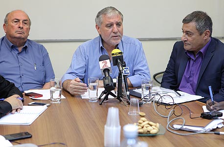 מנכ"ל משרד הרווחה יוסי סילמן (מימן), שר הרווחה מאיר כהן ואלי אלאלוף, ראש הוועדה מנכ"ל משרד הרווחה יוסי סילמן (מימן), שר הרווחה מאיר כהן ואלי אלאלוף, ראש הוועדה