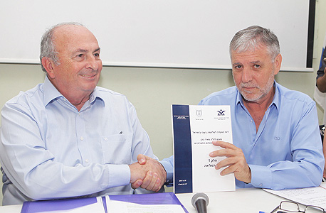 מאיר כהן, שר הרווחה היוצא, ואלי אלאלוף. יפעלו במפלגות השונות מאיר כהן, שר הרווחה היוצא, ואלי אלאלוף. יפעלו במפלגות השונות