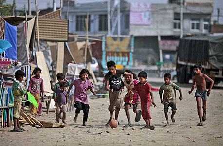 ילדים בהודו משחקים כדורגל. הטורניר ההודי יכלול שמונה קבוצות מבנגלור, דלהי, גואה, גווהאטי, קוצ