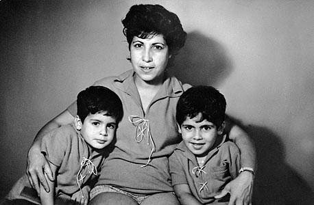 1962. דוד פתאל (בן 5, מימין) עם אחיו איציק (בן 4) ואמם קטי בביתם בחיפה 1962. דוד פתאל (בן 5, מימין) עם אחיו איציק (בן 4) ואמם קטי בביתם בחיפה