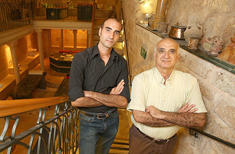 אמיל (מימין) ויאנוס גטאס בחמאם. "הטורקים היו מופתעים מעד כמה המקום נאמן לשיטה ולעיצוב של החמאם המסורתי" אמיל (מימין) ויאנוס גטאס בחמאם. "הטורקים היו מופתעים מעד כמה המקום נאמן לשיטה ולעיצוב של החמאם המסורתי"