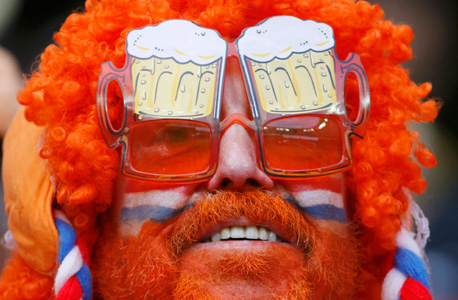 אוהד נבחרת הולנד. 67% מהאוהדים הגדירו עצמם כלבנים, צילום: רויטרס