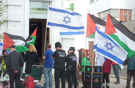 הפגנה פרו-פלסטינית ליד חנות סודהסטרים בברייטו, אנגליה (ארכיון)
