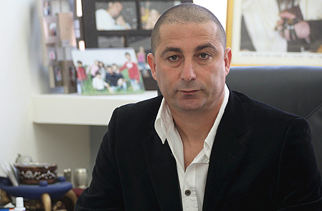 בן זקן. בגלל החקירה נגדו, וובר לא מכר לו את חלקו בחברה ונתקע בה עד היום בן זקן. בגלל החקירה נגדו, וובר לא מכר לו את חלקו בחברה ונתקע בה עד היום