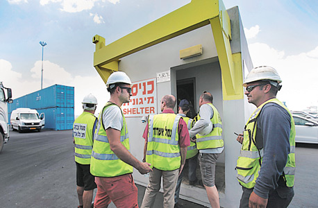 העובדים נכנסים למיגונית העובדים נכנסים למיגונית