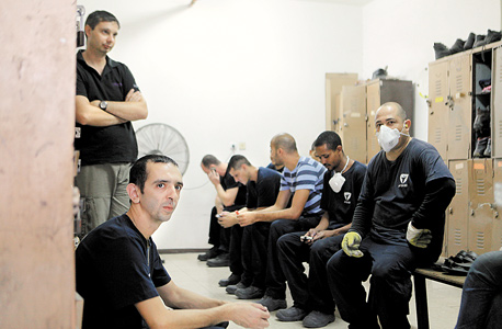 עובדים במפעל רב־בריח באשקלון במרחב מוגן במבצע צוק איתן עובדים במפעל רב־בריח באשקלון במרחב מוגן במבצע צוק איתן
