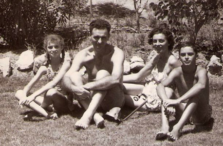 1960. זאב בילסקי, בן 11, עם אמו ליני, אביו נחום ואחותו מרים, בת 10, בית הבראה בירושלים 1960. זאב בילסקי, בן 11, עם אמו ליני, אביו נחום ואחותו מרים, בת 10, בית הבראה בירושלים