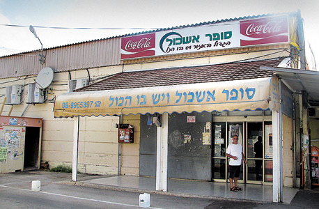 התושבים ברחו, המכולות ריקות, החלוקה נמשכת עם שכפ"צ