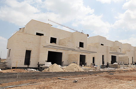 אתר בנייה נטוש בנתיבות. בתוך ארבע שנים התארכה בנייתם של מבנים גדולים בחצי שנה אתר בנייה נטוש בנתיבות. בתוך ארבע שנים התארכה בנייתם של מבנים גדולים בחצי שנה