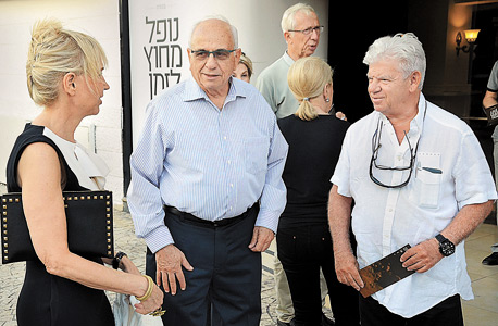 ישראל מקוב (במרכז) עם בלה לוסטיג ואלכסנדר לנדסברג. "תראה את ביבי. מאופק" ישראל מקוב (במרכז) עם בלה לוסטיג ואלכסנדר לנדסברג. "תראה את ביבי. מאופק"