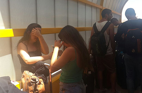 נוסעים מיואשים בשדה התעופה בעובדה נוסעים מיואשים בשדה התעופה בעובדה