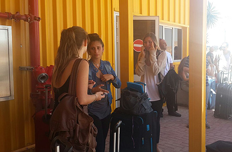 שדה תעופה עובדה נוסעים תקועים צוק איתן, צילום: מאור סוויסה