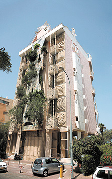 "הבניין המשוגע" ברחוב הירקון בתל אביב שבו גר גוטקינד. "אתה לא יכול ללכת בדירה בלי לדרוך על יצירת אמנות"