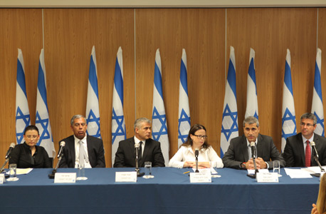 יאיר לפיד וצמרת משרדו במסיבת העיתונאים יאיר לפיד וצמרת משרדו במסיבת העיתונאים