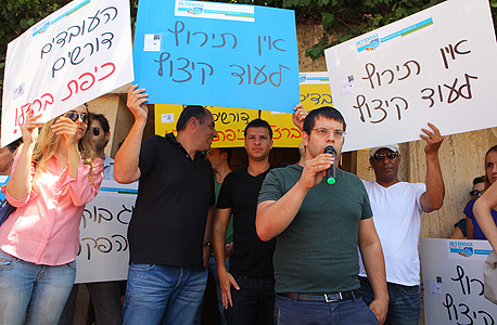 הפגנה עובדי ערוץ 10 מול משרדי יוסי מימן. בחזית מתן חודורוב, צילום: אוראל כהן